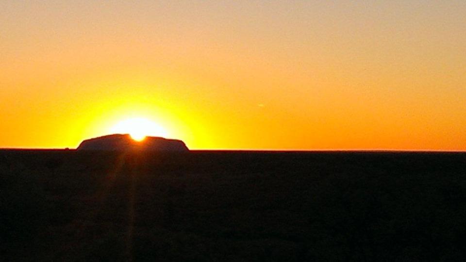 Dawn_at_Ayers_Rock_from_the_Olgas